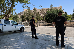 Ακρόπολη: «Πήγε να σφάξει τη γυναίκα, την είδαμε κάτω με αίματα» – Γνωστός στις Αρχές ο δράστης