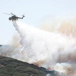 Φωτιά στο Δερβένι Θεσσαλονίκης – Σηκώθηκαν εναέρια μέσα, ήχησε το 112 για ετοιμότητα