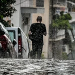 Έβρεξε… προβλήματα στην Αττική με το ξαφνικό μπουρίνι – Δεκάδες κλήσεις για κοπές δέντρων, με δυσκολίες η κυκλοφορία (φωτό)
