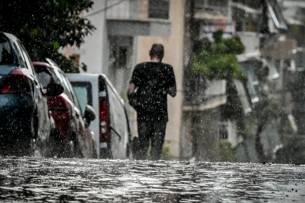 Η κακοκαιρία επιμένει: Καταιγίδες, κεραυνοί και χαλάζι – Οι περιοχές σε «κόκκινο» συναγερμό