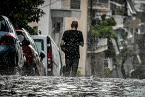 Προβλήματα στην Αττική από το ξαφνικό μπουρίνι – Δεκάδες κλήσεις για κοπές δέντρων, προβλήματα στην κυκλοφορία