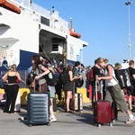 Κίνηση στις εθνικές οδούς, γεμάτα τα ΚΤΕΛ, ουρές στον Πειραιά – Φεύγουν με κάθε μέσο οι αδειούχοι του Ιουλίου