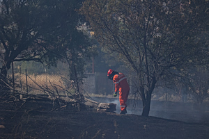 Υπό έλεγχο η φωτιά στην Τραπεζίτσα Κοζάνης – Στο νοσοκομείο τραυματίας με εγκαύματα