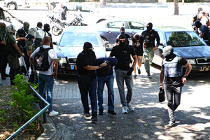 Εμπρηστική επίθεση στο σπίτι της οικογένειας Νέστορα: Έφτασαν στον ανακριτή οι 3 συλληφθέντες