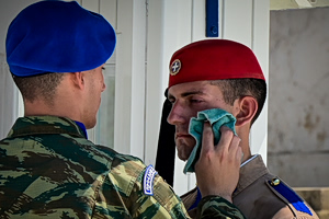 Καύσωνας: Οι Εύζωνες δεν λυγίζουν ακόμα και κάτω από τον καυτό ήλιο (pics)