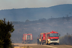 Φωτιά: Μάχη με τις φλόγες σε Ρόδο και Θεσσαλονίκη – Υψηλός ο κίδνυνος πυρκαγιάς σήμερα