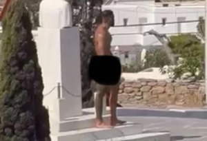 Μύκονος: Γυμνός τουρίστας βγήκε στον δρόμο και άρχισε να ερωτοτροπεί με… άγαλμα (video)