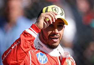 Formula 1: Δίνουν μωρά στον Χάμιλτον για να τα… ευλογήσει