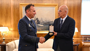 Νίκος Δένδιας: Συναντήθηκε με τον πιλότο που έκανε την αναγκαστική προσγείωση του F-16 στην Ζάκυνθο