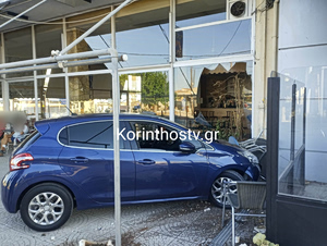 Κορινθία: Αυτοκίνητο «μπούκαρε» σε καφενείο – Δείτε εικόνες από το σημείο