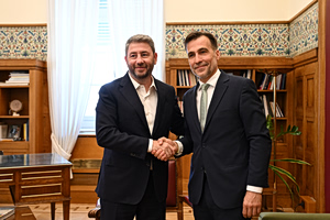 Επίσημα στο ΠΑΣΟΚ ο Χουρδάκης – Τον υποδέχθηκε ο Ανδρουλάκης