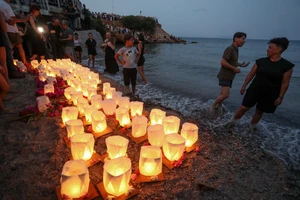 Φωτιά στο Μάτι: Πέρασαν 8 χρόνια από την τραγωδία, τρισάγιο στη μνήμη των 104 ψυχών και συμβολική πορεία