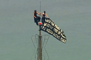 Νέα Υόρκη: Ανέβηκαν στην κορυφή του Empire State Building και άπλωσαν πανό για την ειρήνη (video)