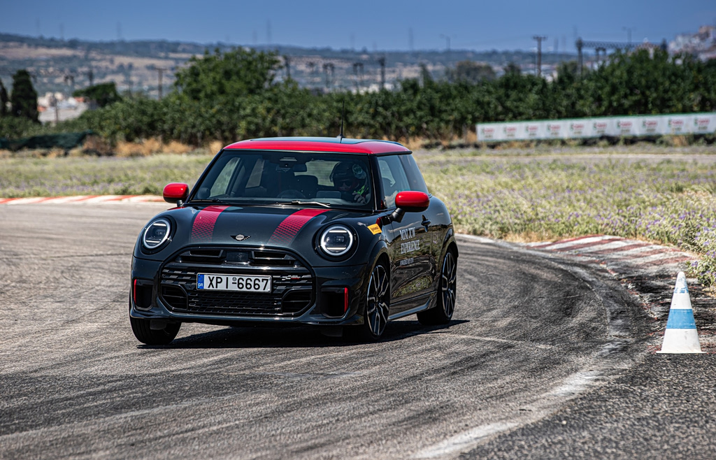 MINI JCW Experience 2026: Στην πίστα των Μεγάρων για το κάτι παραπάνω