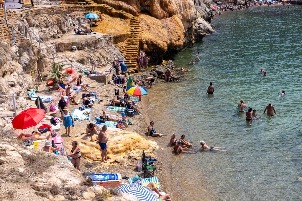 ΕΕ: Τέλος το κάπνισμα και η… ούρηση στη θάλασσα, τι ισχύει για τα ζώα στις παραλίες