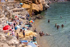 ΕΕ: Τέλος το κάπνισμα και η… ούρηση στη θάλασσα, τι ισχύει για τα ζώα στις παραλίες