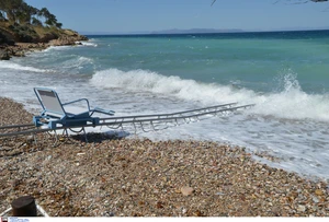 ΕΣΑμεΑ: Καταγγέλλει αποκλεισμό των ατόμων με αναπηρία από τις παραλίες – Πού αφαιρέθηκε ειδικός εξοπλισμός
