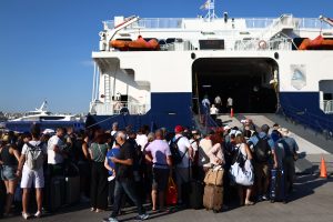 Μαζική έξοδος των αδειούχων του Ιουλίου – Γεμάτα πλοία, αυξημένη κίνηση στα λιμάνια και μποτιλιάρισμα στους δρόμους