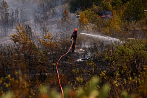 Πύρινος κλοιός σε Ισπανία και Γαλλία – Νεκροί πυροσβέστες και εκατοντάδες χιλιάδες στρέμματα καμένα