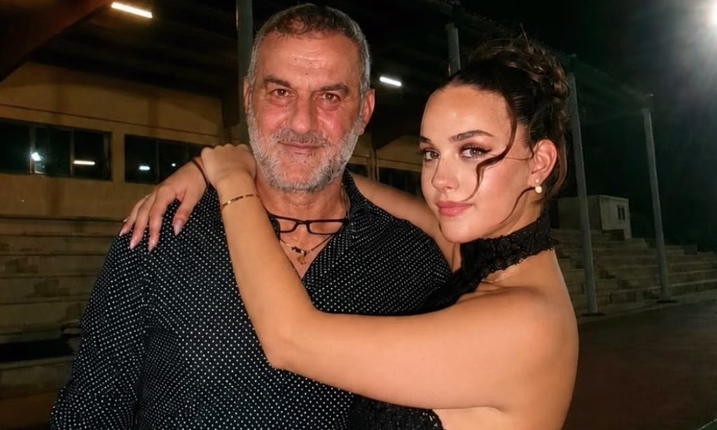 Βικτώρια Δέλλα: Η συγκινητική ανάρτηση με τον πατέρα της στην αποφοίτησή της – Η αναφορά στη μητέρα της