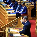 Μετωπική Μητσοτάκη – Ανδρουλάκη στη Βουλή την Παρασκευή: Η ακρίβεια στην ατζέντα, η «σκιά» των υποκλοπών στο παρασκήνιο