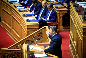 Μετωπική Μητσοτάκη – Ανδρουλάκη στη Βουλή την Παρασκευή: Η ακρίβεια στην ατζέντα, η «σκιά» των υποκλοπών στο παρασκήνιο