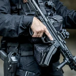 Πότε μπορεί ένας αστυνομικός να πυροβολήσει; Τι προβλέπει ο νόμος και τα κρίσιμα ερωτήματα στην υπόθεση του Άργους
