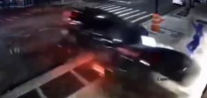 ΗΠΑ: Η στιγμή που δύο αυτοκίνητα πέφτουν με ταχύτητα πάνω σε κτίριο (βίντεο)