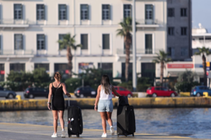 Γεμάτα αναχωρούν τα πλοία για τις Κυκλάδες – Ολιγοήμερες διακοπές λόγω ακρίβειας και υψηλών ακτοπλοϊκών