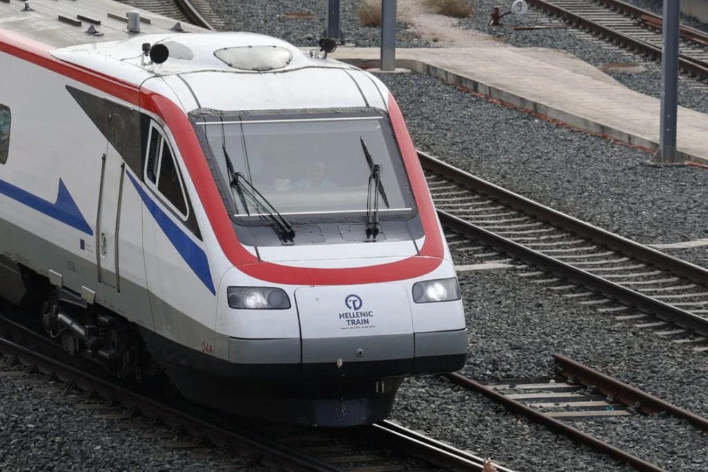Τρένο ακινητοποιήθηκε στη Λάρισα μετά από φωτιά σε βαγόνι – Εννέα ώρες ταλαιπωρίας για τους επιβάτες
