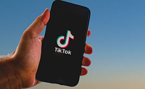 Needoh: Το νέο επικίνδυνο challenge στο TikTok που μετατρέπει ένα αθώο παιχνίδι σε «βόμβα» 200°C