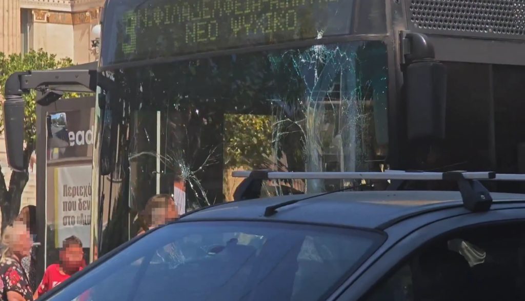 Σύγκρουση λεωφορείου με τρόλεϊ στο κέντρο της Αθήνας