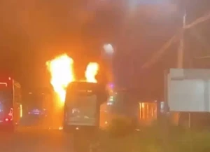 Τραγωδία στο Βιετνάμ: Τουλάχιστον 7 νεκροί από φωτιά σε λεωφορείο – BINTEO
