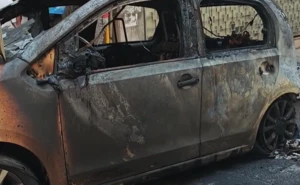 Κυψέλη: Αυτοκίνητο κάηκε ολοσχερώς από φωτιά που ξέσπασε σε ηλεκτρικό σκούτερ – Φθορές σε ένα ακόμη όχημα