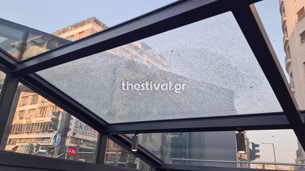 Θεσσαλονίκη: Ράγισε τζαμαρία οροφής στο Μετρό στον σταθμό Βενιζέλου (video)