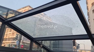 Θεσσαλονίκη: Ράγισε τζαμαρία οροφής στο Μετρό στον σταθμό Βενιζέλου (video)