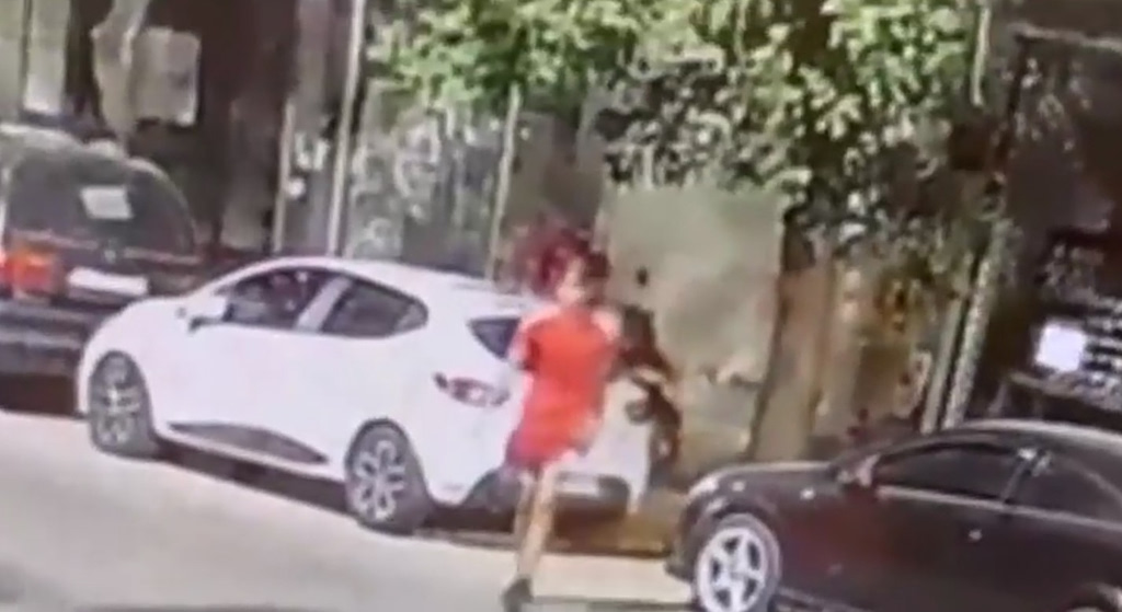 Σταύρος Γεωργίου: Καρέ καρέ η στιγμή που ο 28χρονος βγαίνει από το γραφείο του ποινικολόγου μετά τη δολοφονία