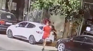 Σταύρος Γεωργίου: Καρέ καρέ η στιγμή που ο 28χρονος βγαίνει από το γραφείο του ποινικολόγου μετά τη δολοφονία