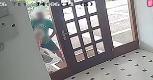 Τρόμος μέρα μεσημέρι στο Παλαιό Φάληρο: Βίντεο-σοκ από την επίθεση σε γυναίκα – «Με έριξε κάτω και μου άρπαζε την τσάντα»