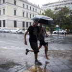 Κακοκαιρία: Ισχυρή καταιγίδα πλήττει την Αττική (video)