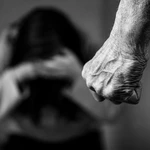 Καλλιθέα: Σοκάρουν οι λεπτομέρειες του άγριου ξυλοδαρμού της 37χρονης εγκύου – «Έβαλε το γόνατο στην κοιλιά μου»