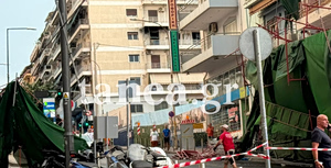 Πειραιάς: Η στιγμή που καταρρέει η σκαλωσιά πολυκατοικίας λόγω της κακοκαιρίας – Τι λέει ο οδηγός της μηχανής που τραυματίστηκε