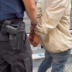 Επ’ αυτοφώρω σύλληψη διαρρήκτη στην Ομόνοια – Είχε σπάσει παράθυρο αυτοκινήτου και αφαιρούσε αντικείμενα (video)