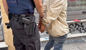 Επ’ αυτοφώρω σύλληψη διαρρήκτη στην Ομόνοια – Είχε σπάσει παράθυρο αυτοκινήτου και αφαιρούσε αντικείμενα (video)