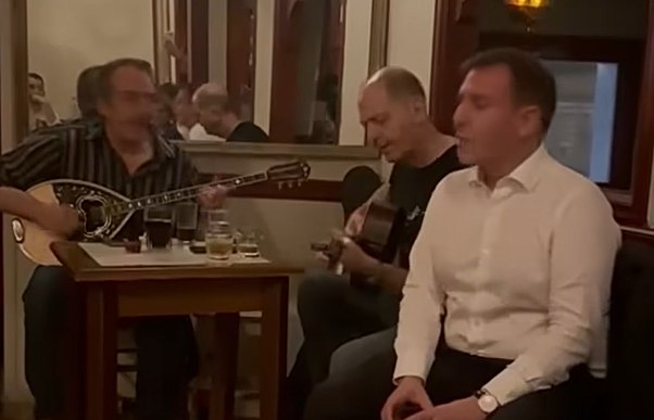 Παναγιώτης Δουδωνής: Τραγούδησε στα Εξάρχεια την «Παράξενη Κοπέλα» του Χιώτη κι έγινε viral (βίντεο)