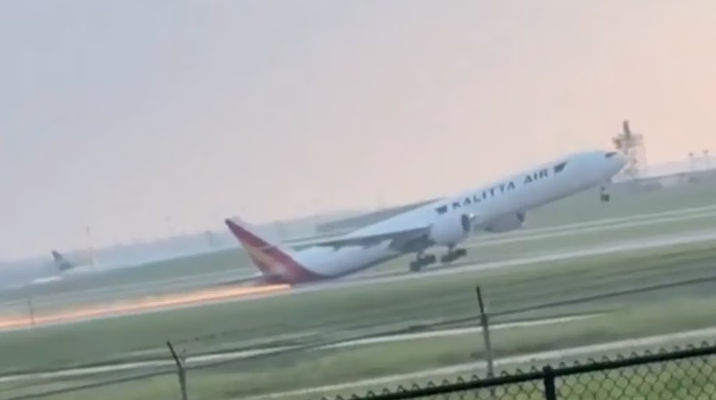 Στιγμές τρόμου στο Σινσινάτι: Boeing σέρνεται με την ουρά στον διάδρομο και πετά σπίθες (video)
