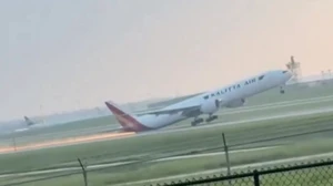 Στιγμές τρόμου στο Σινσινάτι: Boeing σέρνεται με την ουρά στον διάδρομο και πετά σπίθες (video)