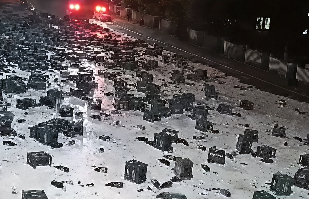 Απίστευτο ατύχημα: 2.000 κιβώτια μπύρας πλημμύρισαν αυτοκινητόδρομο μετά από ανατροπή φορτηγού (video)
