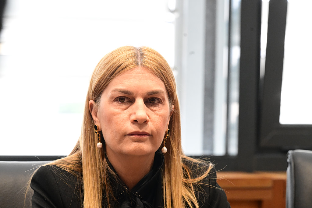 Η αντίδραση της Σέβης Βολουδάκη μετά τα συνθήματα που έγραψαν άγνωστοι στην κατοικία της – «Φάνηκαν να κινούνται στοχευμένα»