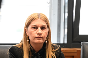 Η αντίδραση της Σέβης Βολουδάκη μετά τα συνθήματα που έγραψαν άγνωστοι στην κατοικία της – «Φάνηκαν να κινούνται στοχευμένα»